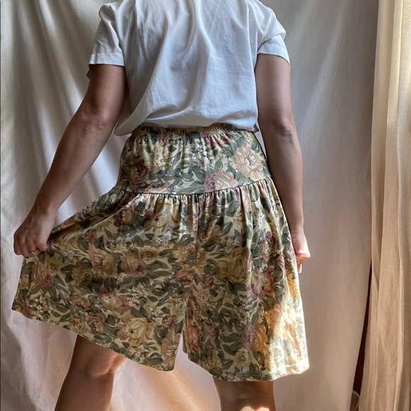 Vintage Wide Leg Floral Shorts - Picture 7 of 8